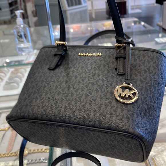 MICHAEL KORS 
Jet Set Travel Extra-Small Logo Top-Zip Tote Bag
Black 
NWT - Picture 16 of 16